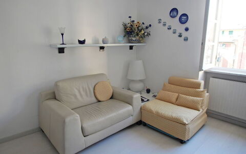 Francesca: Mobilia, Divano, Finestra, Legna, Comfort, Interior Design, Soggiorno, Pavimento, Pavimentazione