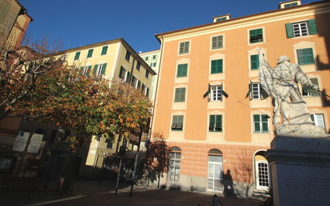 Francesca: Cielo, Costruzione, Finestra, Urban Design, Luce Del Sole, Albero, Pianta, Condominio, Zona Residenziale, Facciata