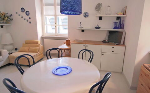 Francesca: Mobilia, Blu, Tavolo, Sedia, Azzurro, Cabinetry, Interior Design, Legna, Costruzione, Pavimentazione