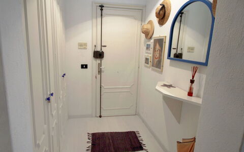 Francesca: Specchio, Proprietà, Lavello, Idraulico Fixture, Rubinetto, Lavandino Del Bagno, Costruzione, Viola, Legna, Interior Design