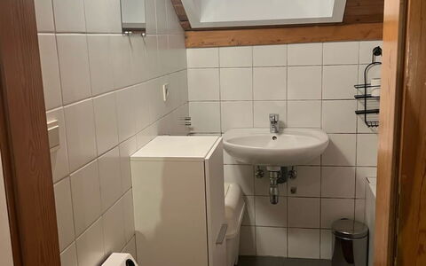 Butgenbach Nidrum 200: Lavandino Del Bagno, Lavello, Proprietà, Specchio, Idraulico Fixture, Costruzione, Rubinetto, Interior Design, Bagno