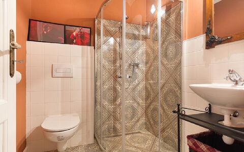 Huty: Proprietà, Idraulico Fixture, Bagno, Lavello, Soffione Doccia, Viola, Doccia, Interior Design, Rubinetto, Specchio