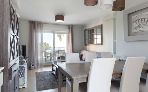 Dénia 766: Camera, Bianca, Proprietà, Mobilia, Sala Da Pranzo, Interior Design, Costruzione, Soffitto, Tavolo, Pavimento