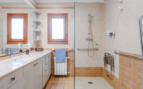 Karima: Pavimentazione, Idraulico Fixture, Pavimento, Interior Design, Idraulico, Bagno, Piastrella, Mobiletto Del Bagno, Casa, Soffitto