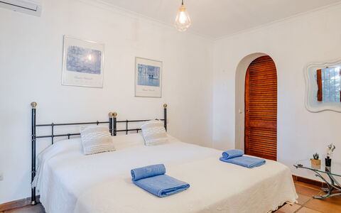 Karima: Letto, Camera Da Letto, Pavimento, Pavimentazione, Lenzuolo, Mobilia, Interior Design, Bedding, Appartamento, Telaio Del Letto