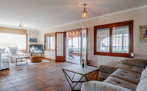 Karima: Mobilia, Pavimentazione, Pavimento, Interior Design, Divano, Soffitto, Tavolo, Camera, Soggiorno