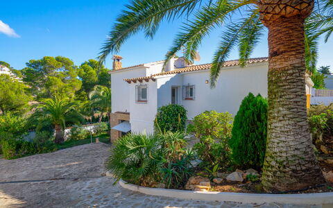 Casa Encinas: Pianta, Cielo, Costruzione, Nube, Finestra, Azzurro, Blu, Casa, Arecales, Albero