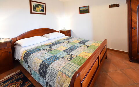 Evići: Camera Da Letto, Letto, Lenzuolo, Mobilia, Camera, Bedding, Proprietà, Telaio Del Letto, Pavimento, Copripiumino
