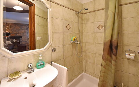 Evići: Bagno, Proprietà, Camera, Interior Design, Piastrella, Parete, Idraulico Fixture, Rubinetto, Vasca Da Bagno, Costruzione