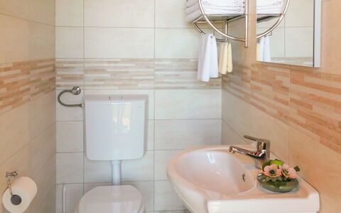 Lea: Specchio, Idraulico Fixture, Rubinetto, Lavello, Lavandino Del Bagno, Pianta, Bianca, Bagno, Viola, Interior Design