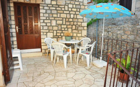 Brač Sutivan 111: Tavolo, Mobilia, Proprietà, Pianta, Costruzione, Ombrello, Sedia, Tavolo Esterno, Legna, Vaso Di Fiori