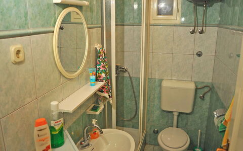 Brač Sutivan 111: Specchio, Rubinetto, Lavandino Del Bagno, Idraulico Fixture, Lavello, Proprietà, Verde, Bagno, Interior Design, Pavimento
