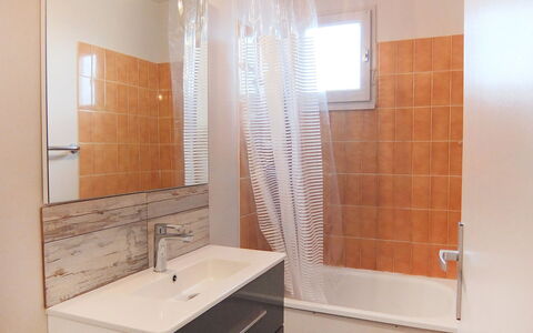 Marinas du Ponant: Specchio, Rubinetto, Idraulico Fixture, Lavello, Proprietà, Lavandino Del Bagno, Bagno, Legna, Interior Design