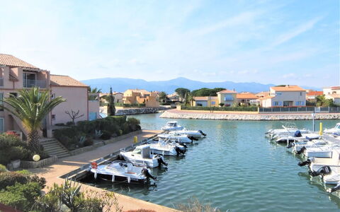 Marinas du Ponant: Legna, Illuminazione, Interior Design, Pavimentazione, Pavimento, Soggiorno, Immobiliare, Latifoglie, Tavolo, Fascio