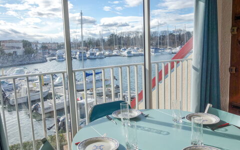 Marinas du Ponant: Nube, Acqua, Barca, Tavola, Moto D'Acqua, Proprietà, Cielo, Azzurro, Dishware, Tavolo
