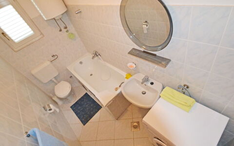 Ante: Proprietà, Idraulico Fixture, Lavandino Del Bagno, Gabinetto, Toilet Seat, Bagno, Rubinetto, Legna, Finestra, Pavimento
