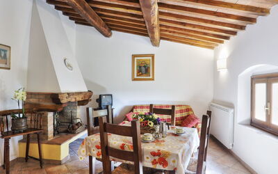 Chiantishire Retreat 155.5: Camera, Proprietà, Costruzione, Soffitto, Mobilia, Interior Design, Casa, Soggiorno, Pavimento, Tavolo